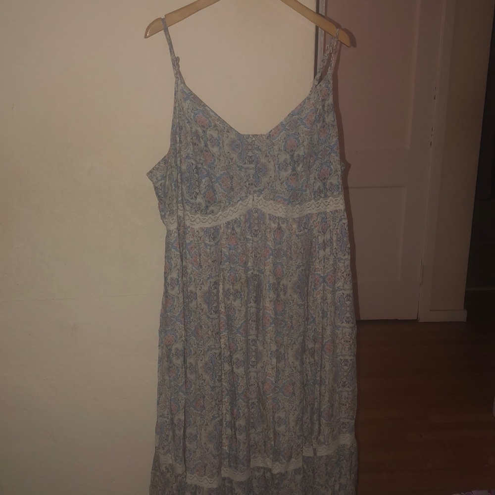 Country style, flowy dress in pastels.